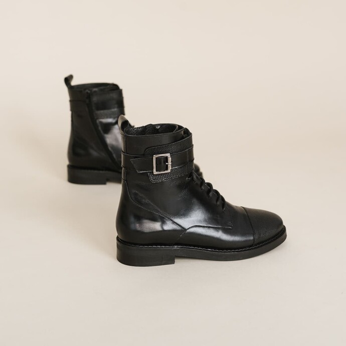 Bottines à lacets et boucles  en cuir reptile noir