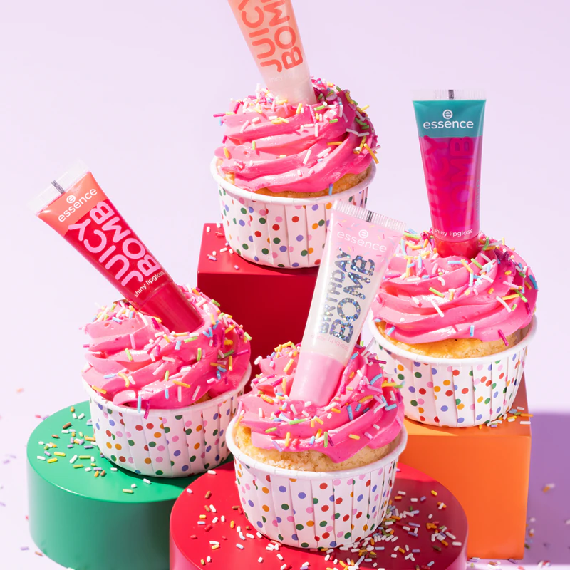 Průhledný lesk na rty Essence Birthday Bomb pro třpytivý lesk