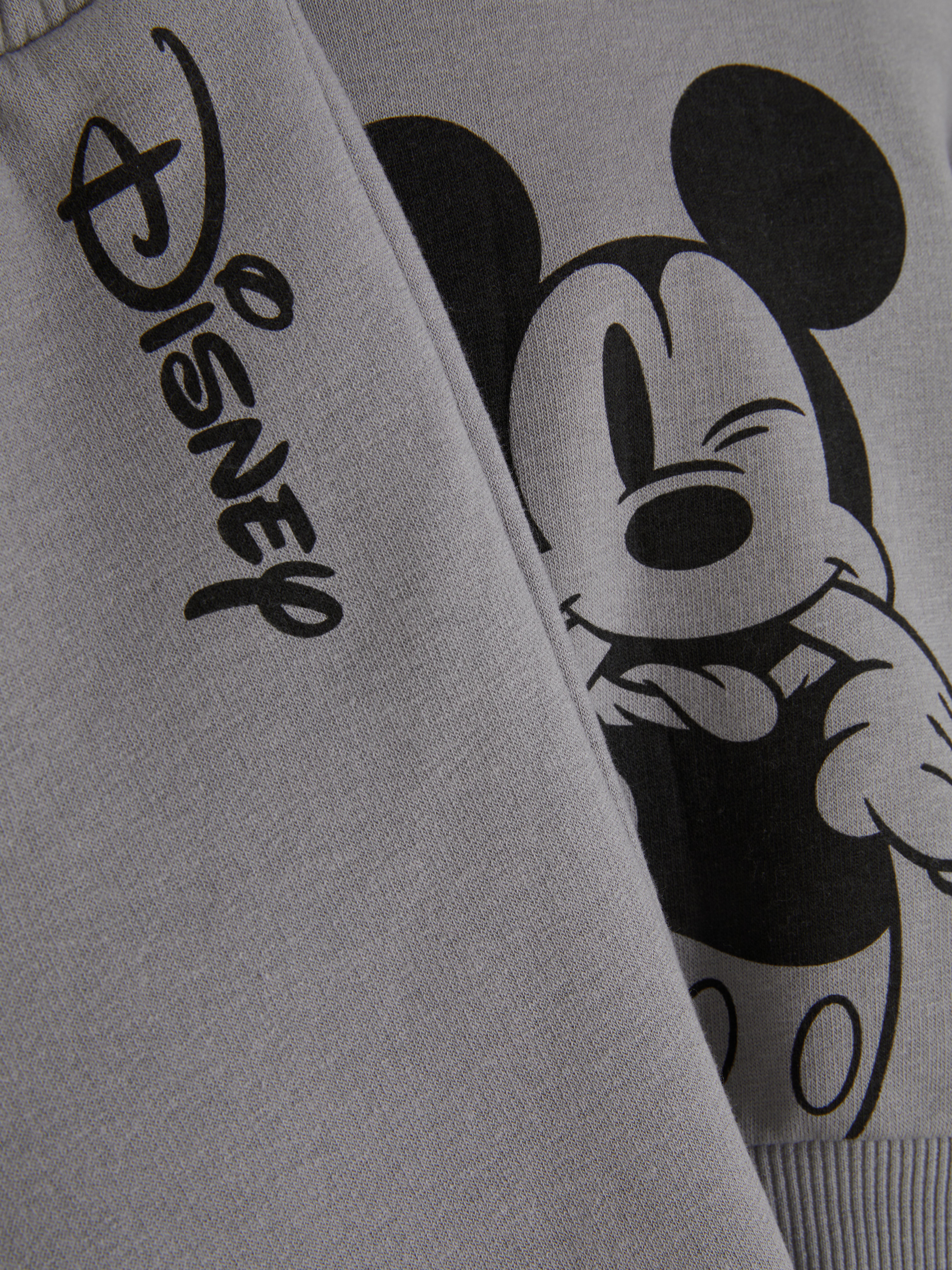 Hanorac și pantaloni de trening Disney Mickey Mouse O ținută din două piese, cu hanorac Disney Mickey Mouse și pantaloni de trening asortați