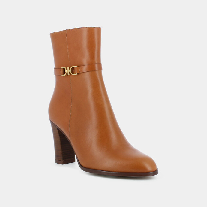 Bottines à talons et mors dorés  en cuir camel