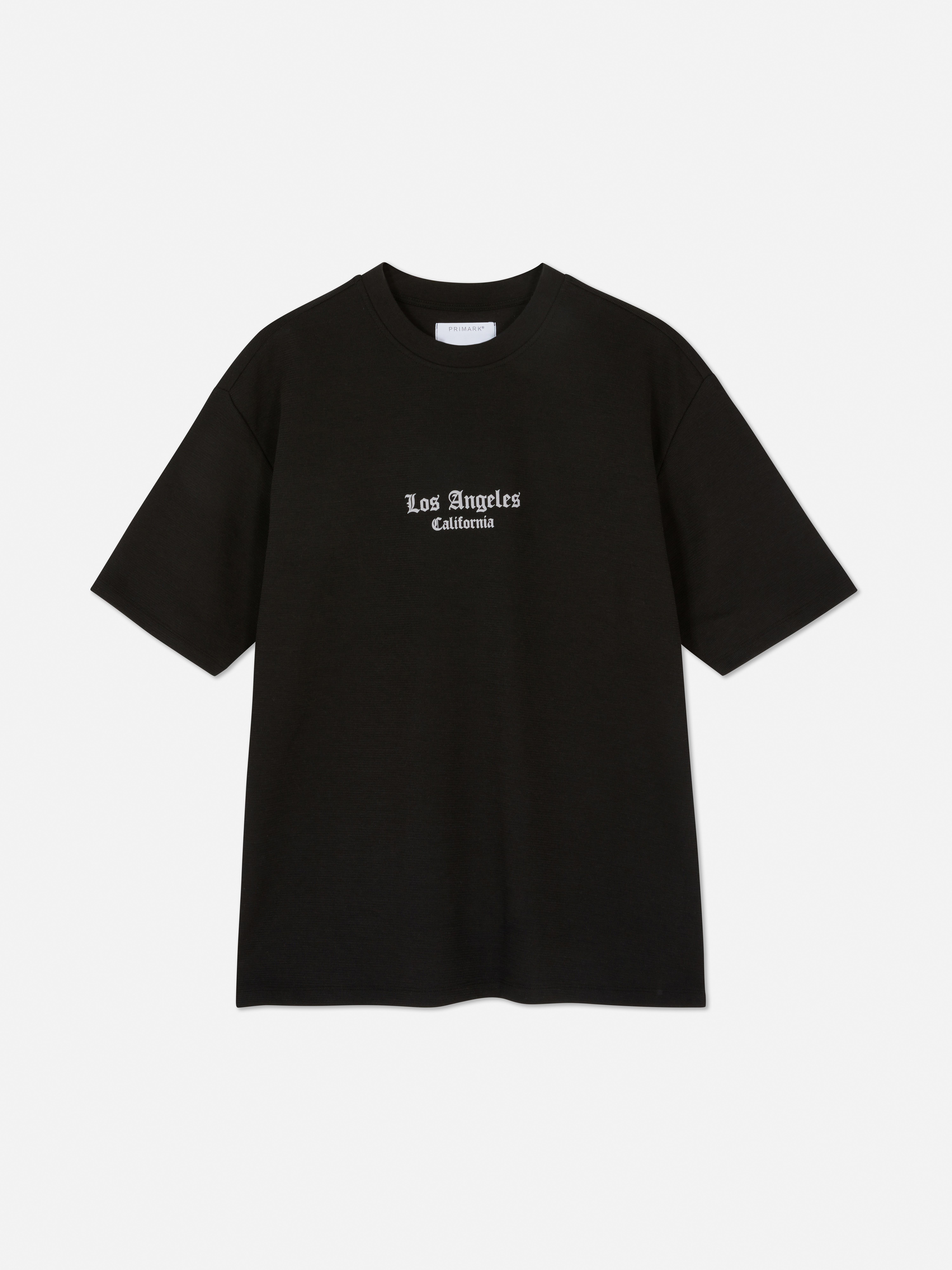 LA-Print-T-Shirt Ein normal geschnittenes T-Shirt mit Rundhalsausschnitt und kurzen Ärmeln