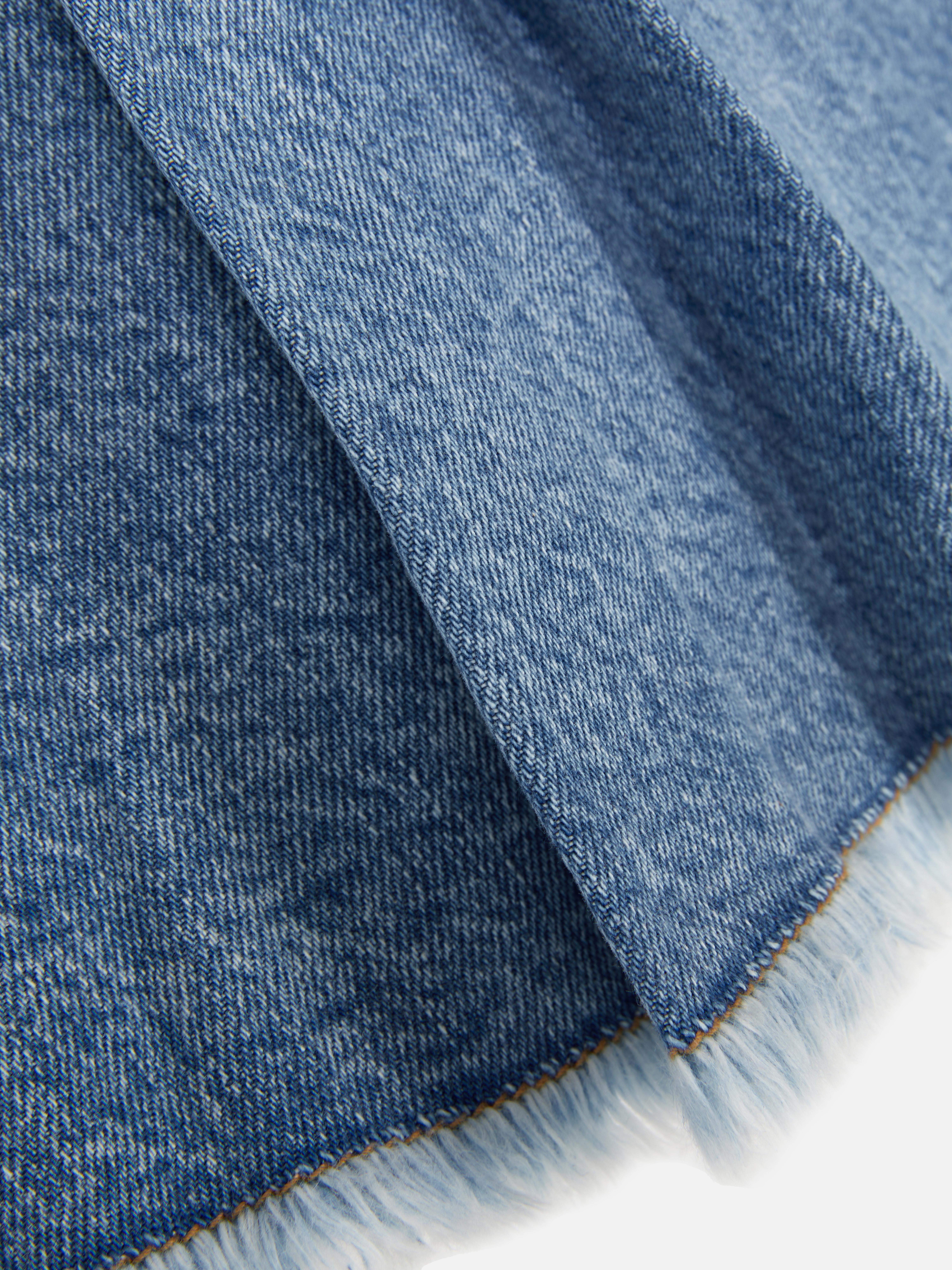 Fustă din denim plisată O fustă din denim cu detalii plisate, buzunare și un tiv dezbrăcat