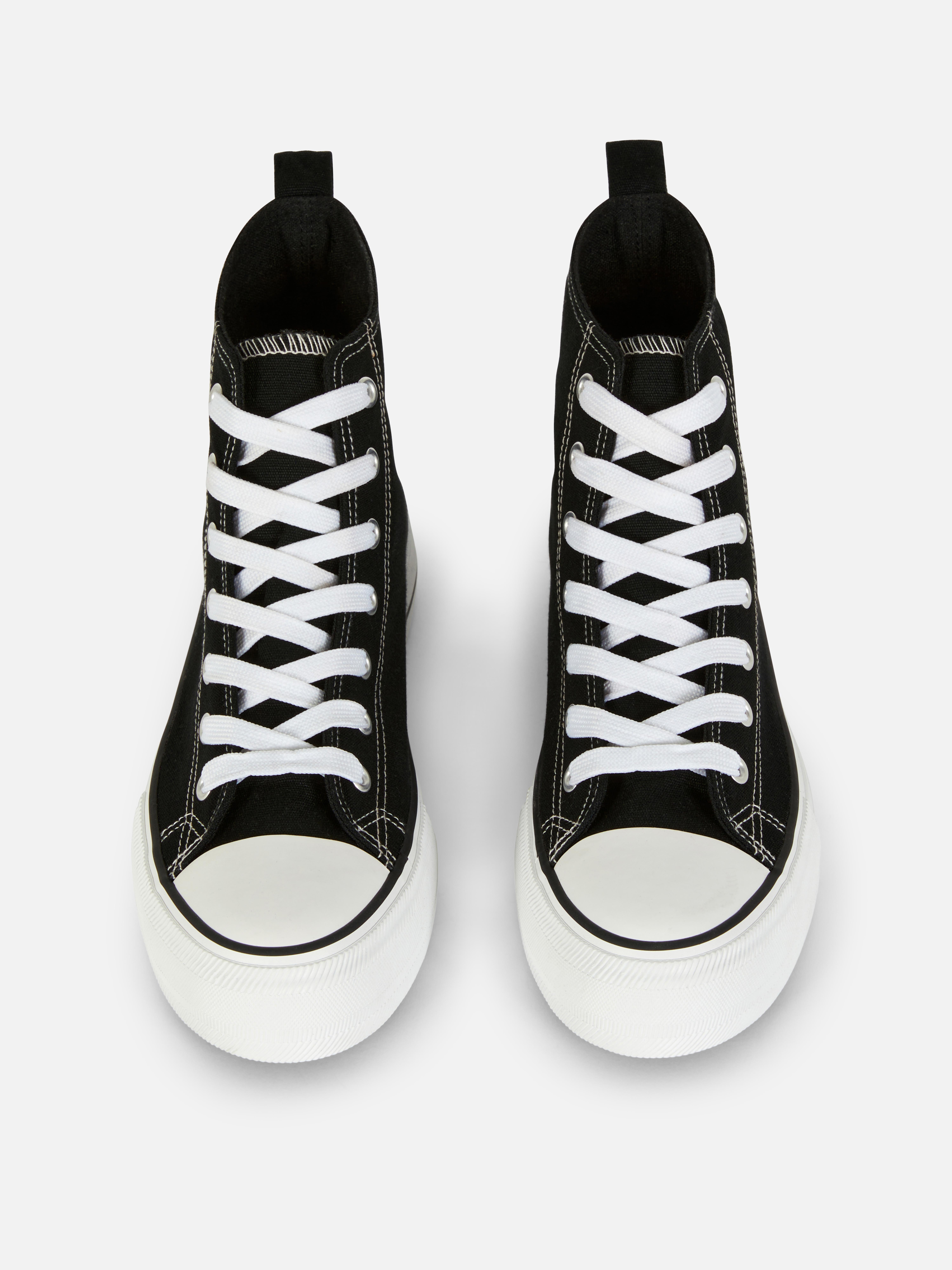 Sneakers classiche in tela. Dai una marcia in più alla tua collezione di scarpe con le nostre sneakers con plateau.