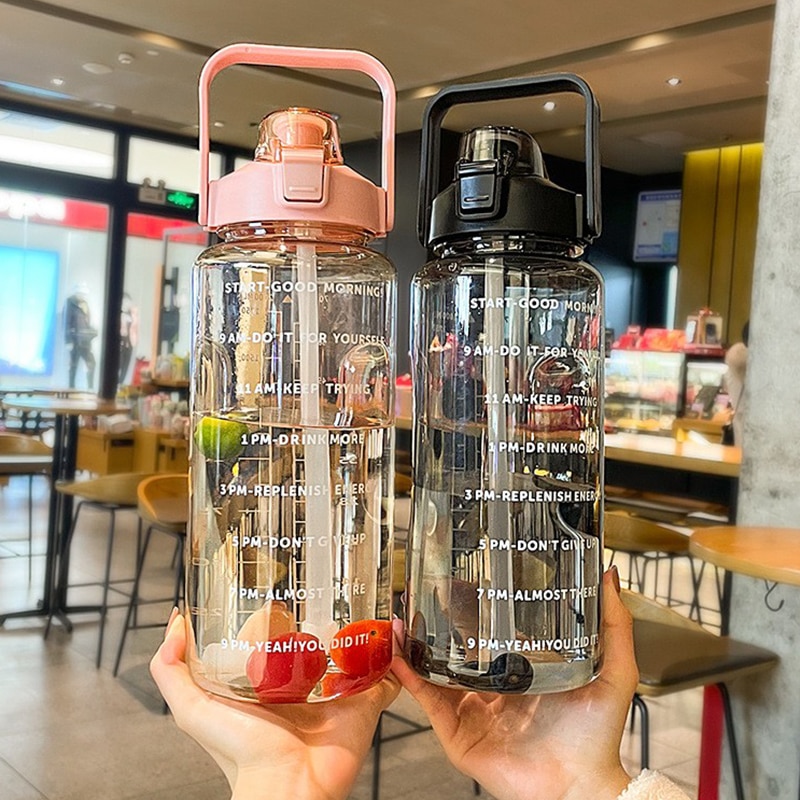2-Liter-Trinkflasche mit großem Fassungsvermögen, ideal für Sport und Fitnessstudio, mit Deckel, Strohhalm und auslaufsicherem Design. Niedliche Trinkflasche im Kawaii-Stil.