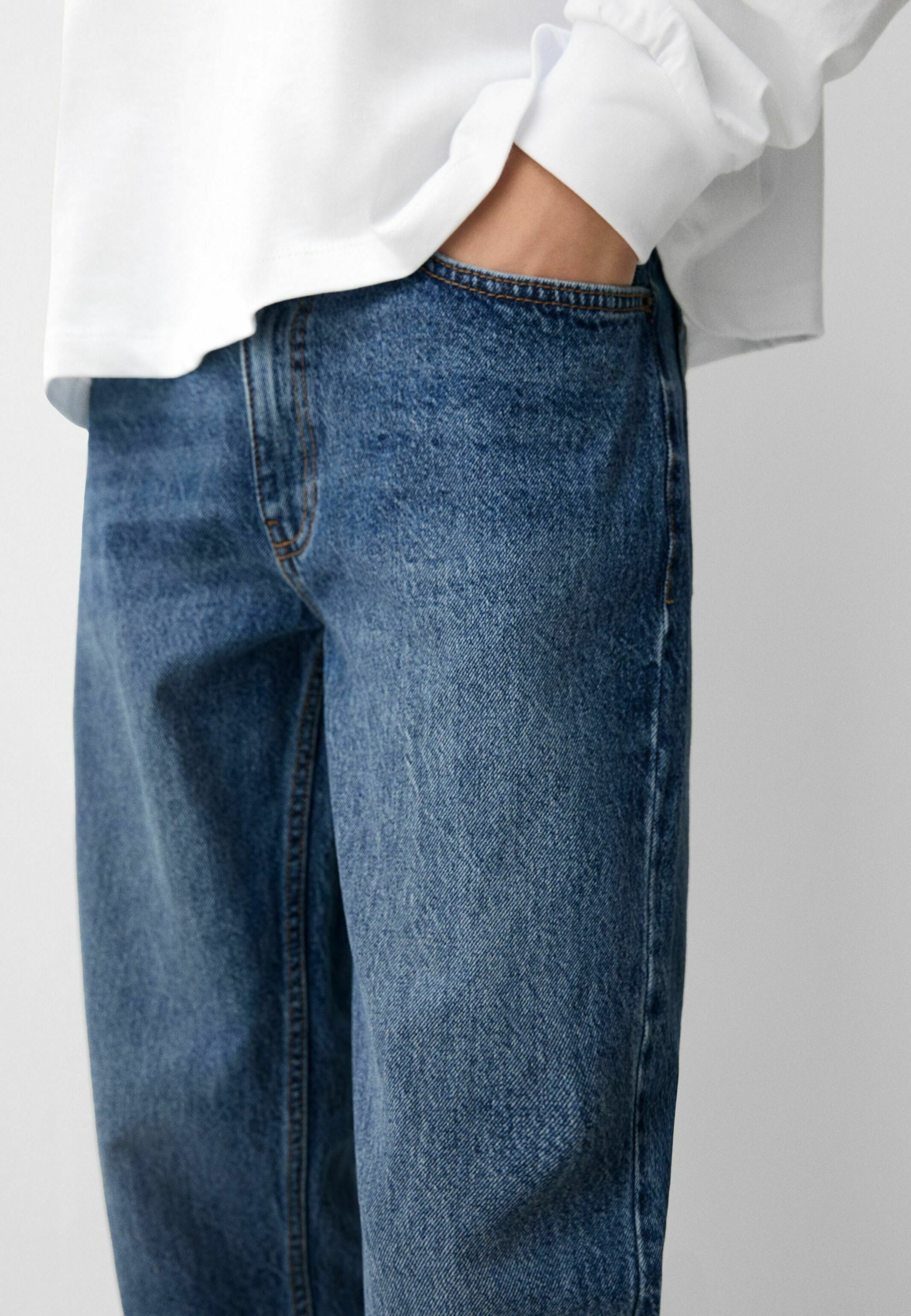 Bershka jeans met taps toelopende pasvorm - donkerblauw