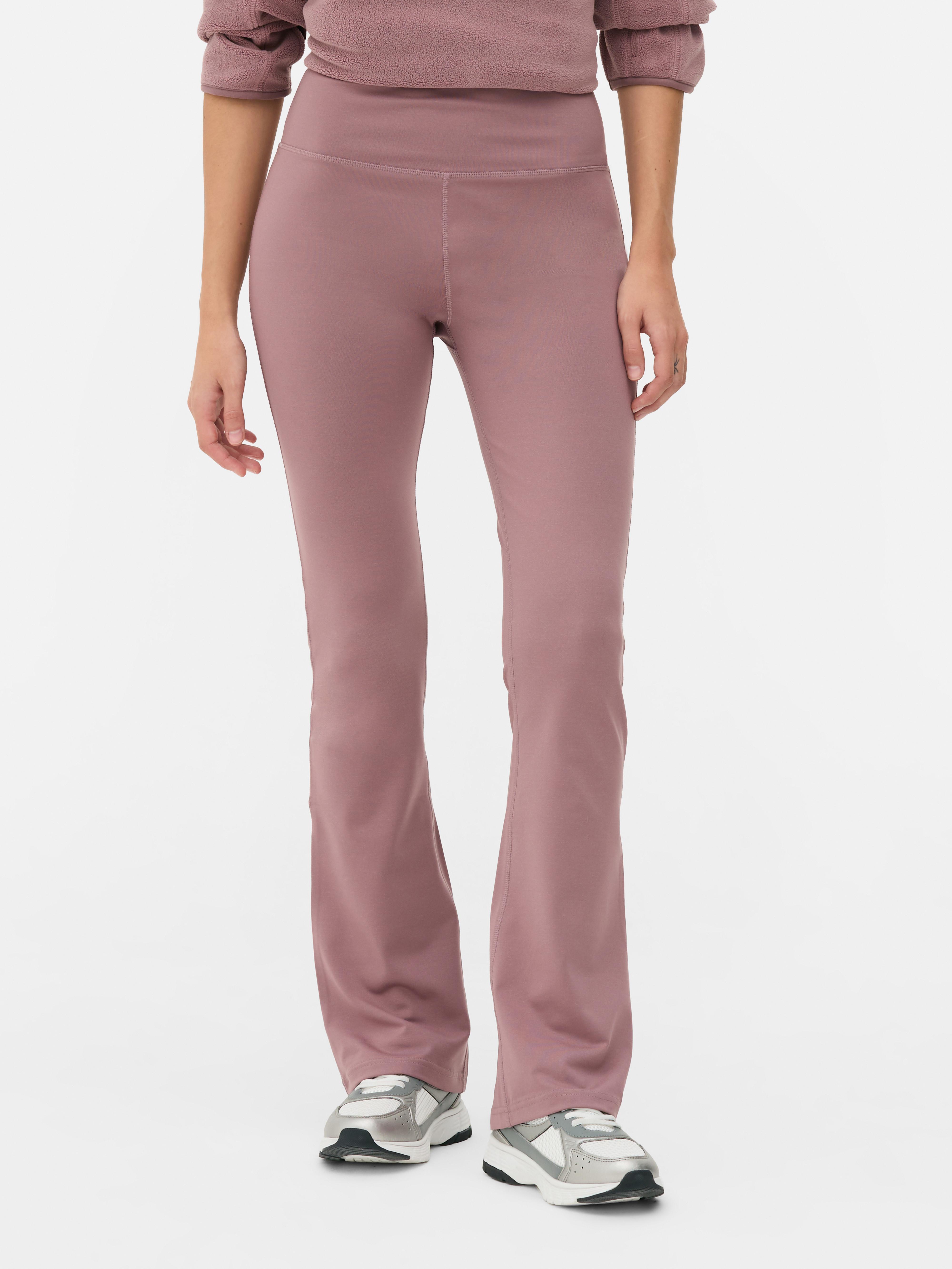 Colanți yoga evazați. Colanți cu talie elastică lată și talie evazată pe picioare pentru un look casual și sportiv.