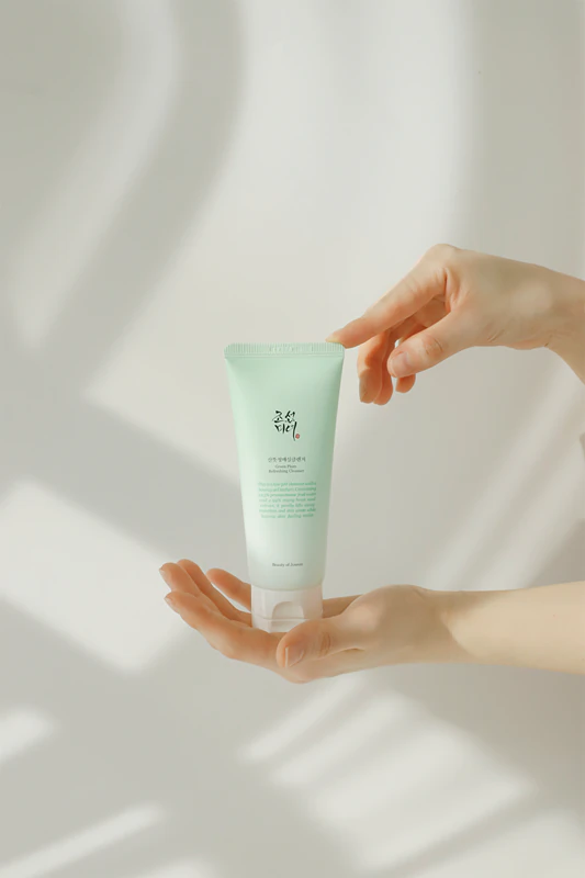 Beauty of Joseon Green Plum Refreshing Cleanser é um creme de limpeza suave com espuma e efeito hidratante.