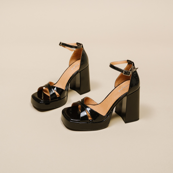 Sandales à talons hauts et bouts carrés  en cuir vernis noir