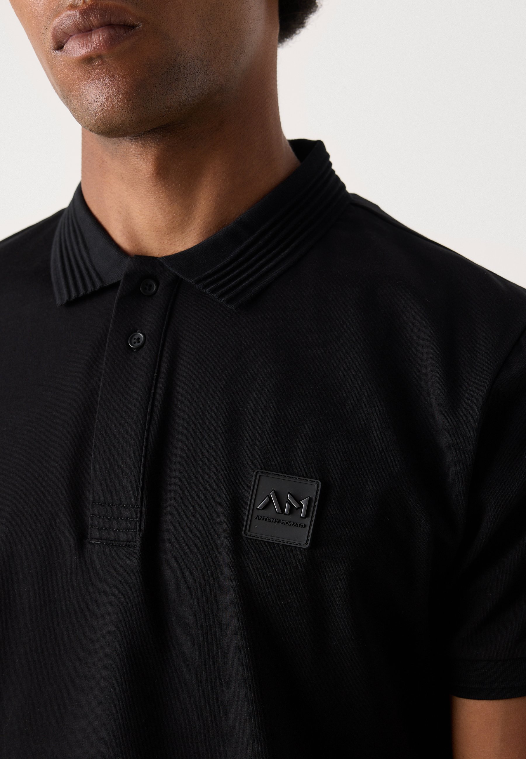 Polo Antony Morato coupe classique avec logo métallique - noir