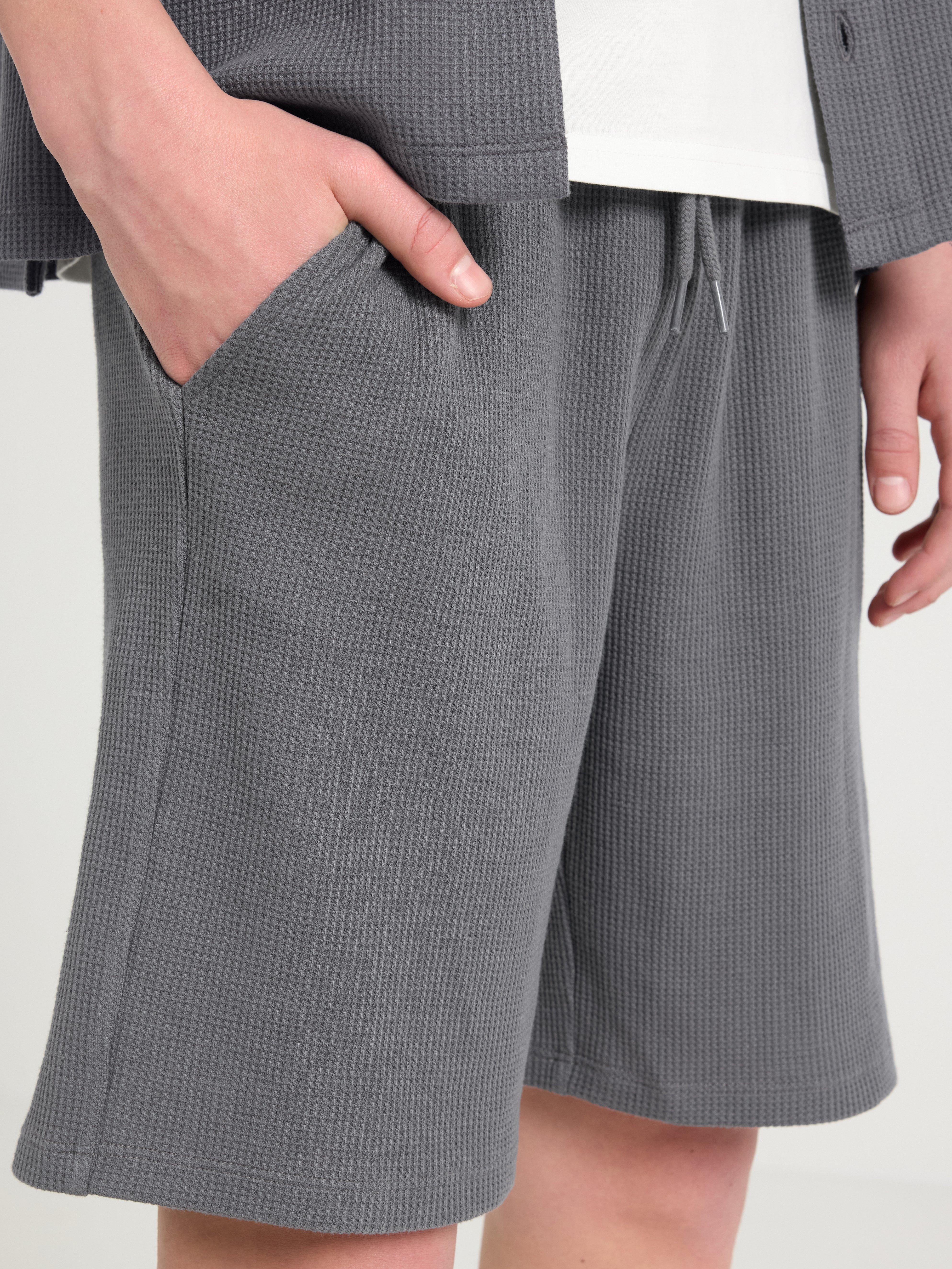 Pantalones cortos con estructura de gofre, color gris oscuro empolvado.