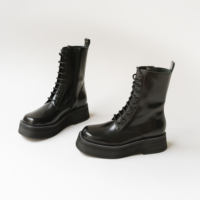 Boots à lacets et semelles épaisses  en cuir glacé noir