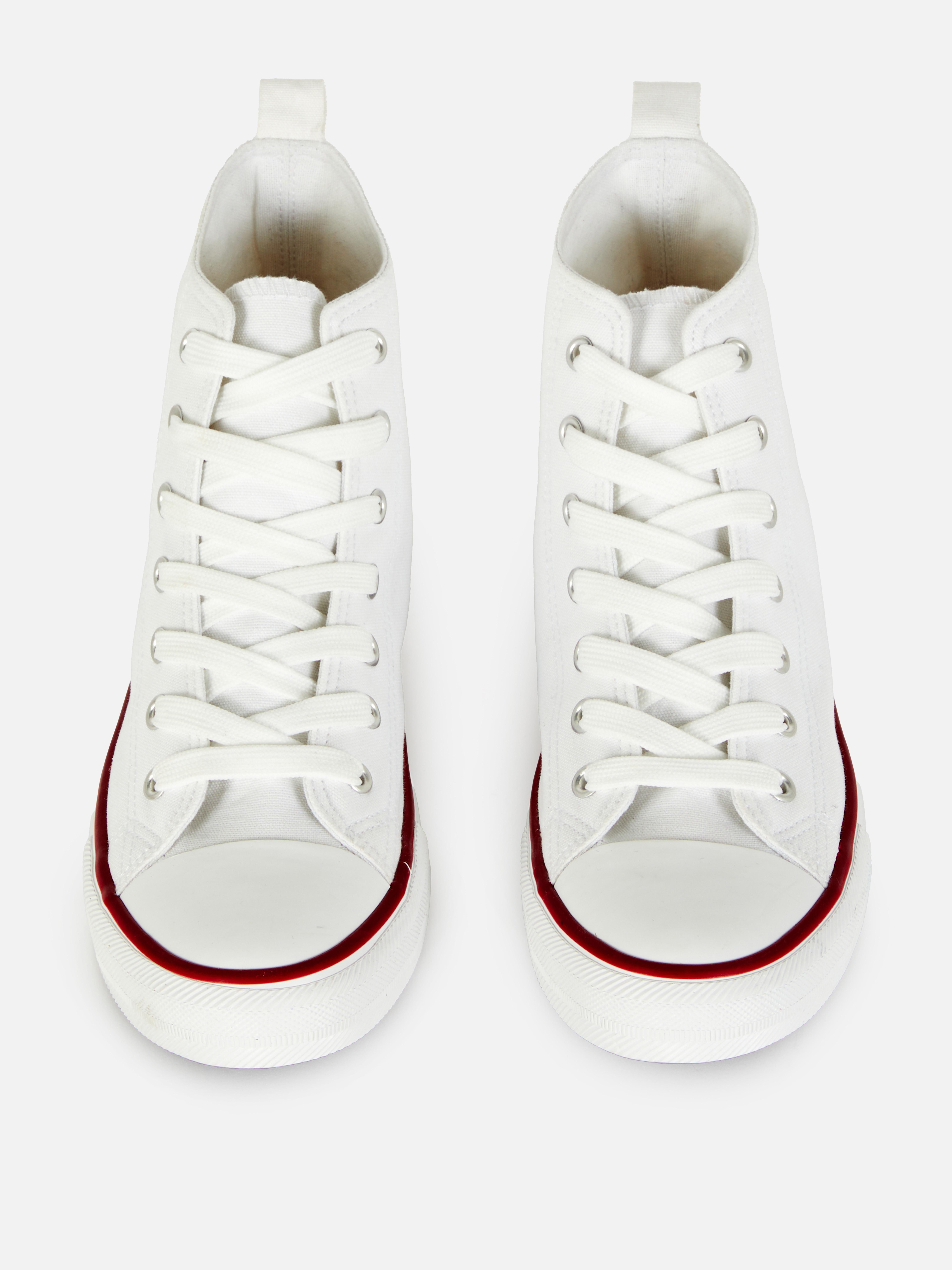 Classiche sneakers alte in tela. Queste sneakers sono un must per chi ama le tendenze.