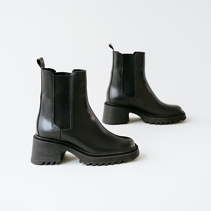 Boots à semelles crantées et bouts carré...  en cuir glacé noir