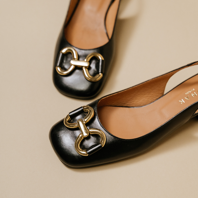 Ballerines slingback à bouts carrés et détails dorés  en cuir noir