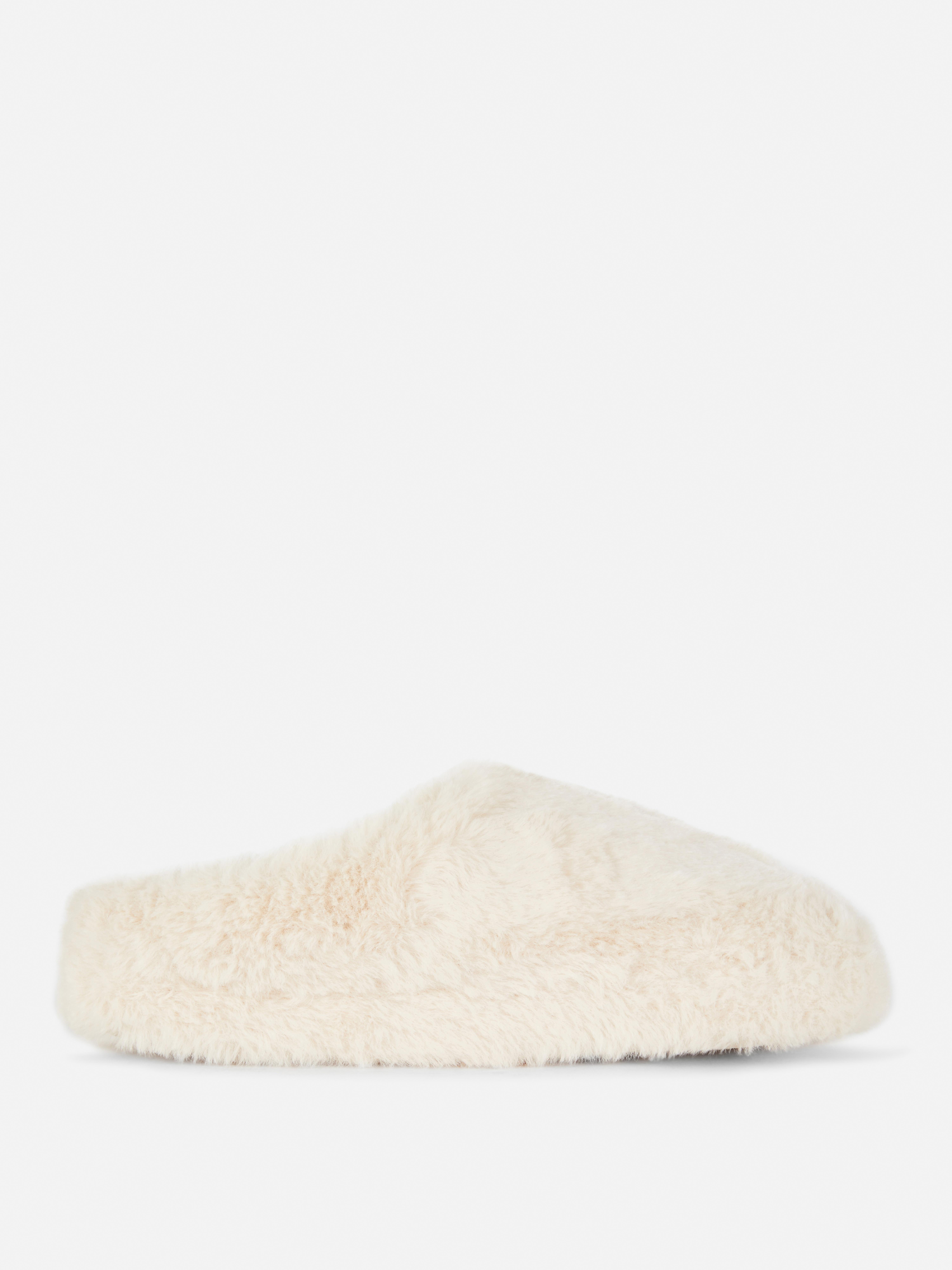 Papuci din blană artificială. Atingeți un nou nivel de confort cu aceste slip-ons pufoase.