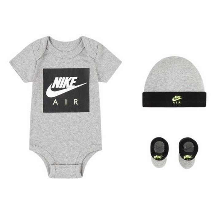 Conjunto de regalo Nike Air Baby Boy: Conjunto de ropa que incluye body, gorro y patucos en gris y blanco con logo Swoosh blanco, de 0 a 6 meses.