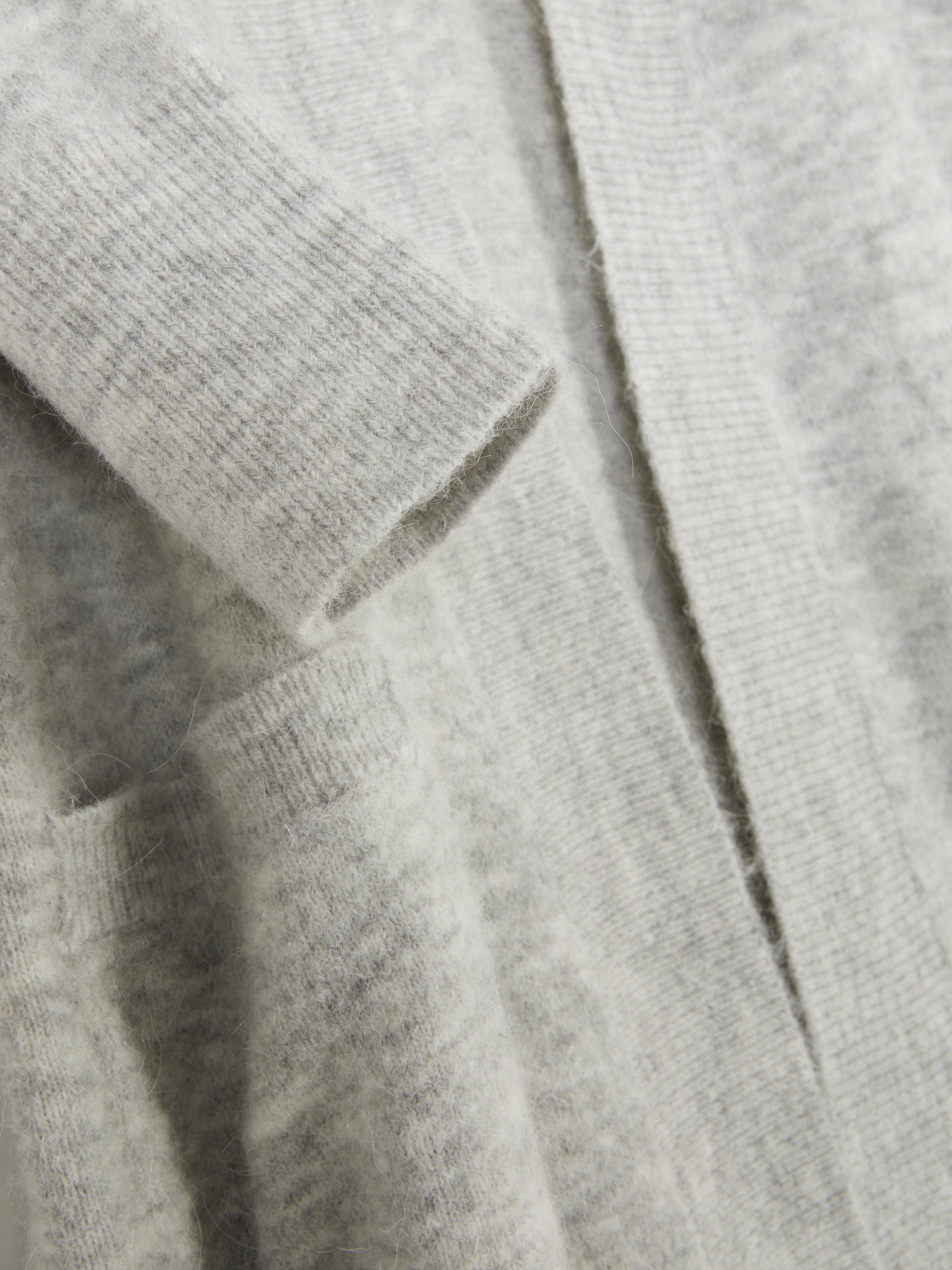 Cardigan in misto lana The Edit Un cardigan lungo con maniche lunghe e tasche frontali