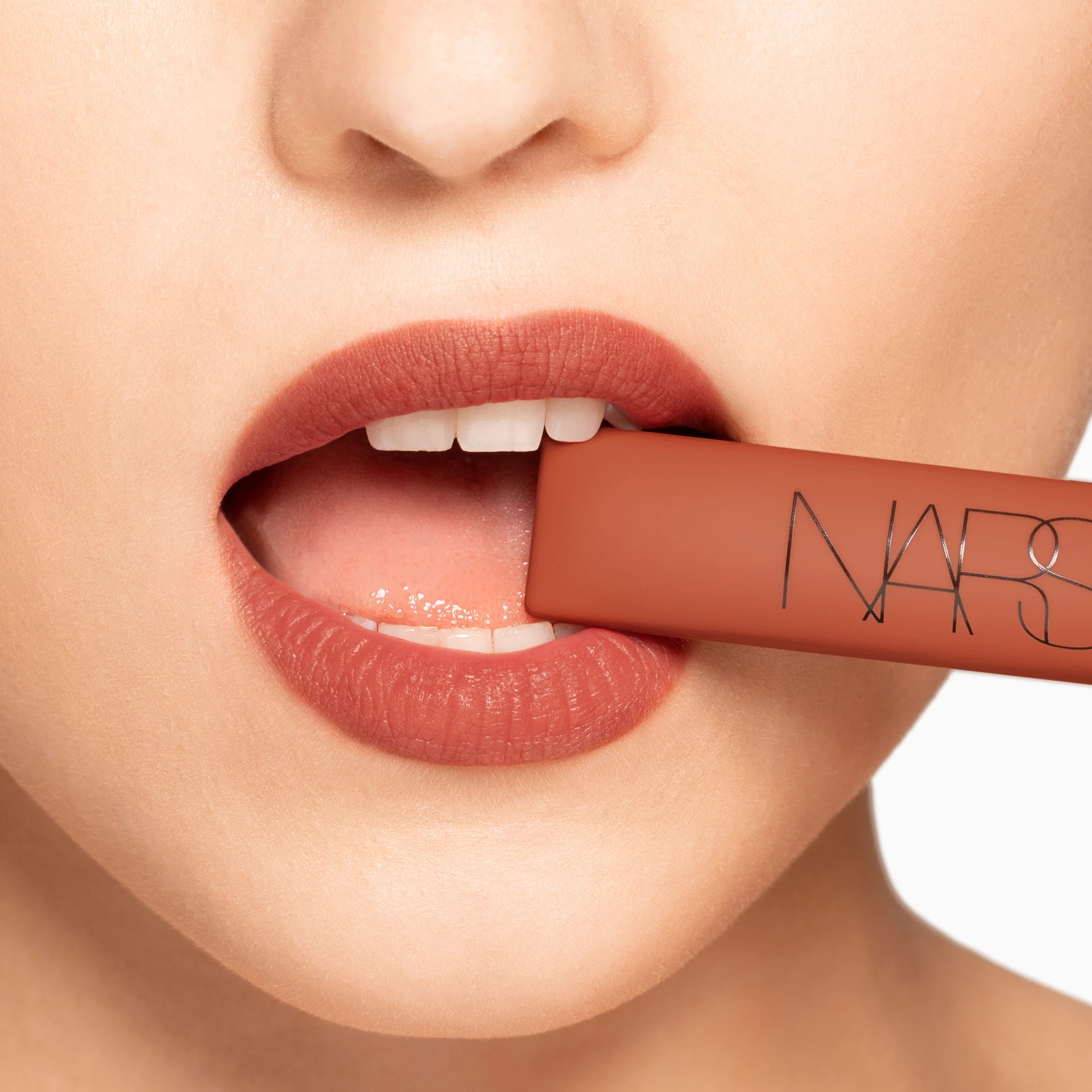 Ruj mat Air Matte cu control lejer - NARS