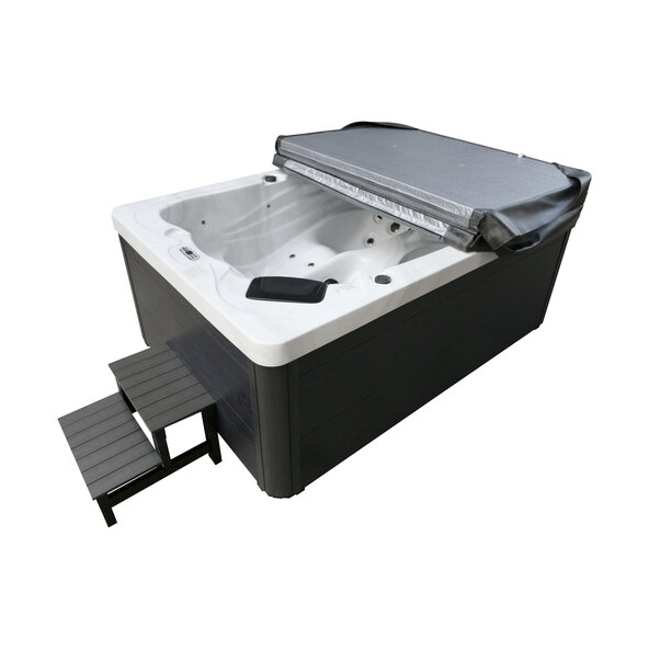 Buitenbubbelbad van wit marmer, 2 ligstoelen
