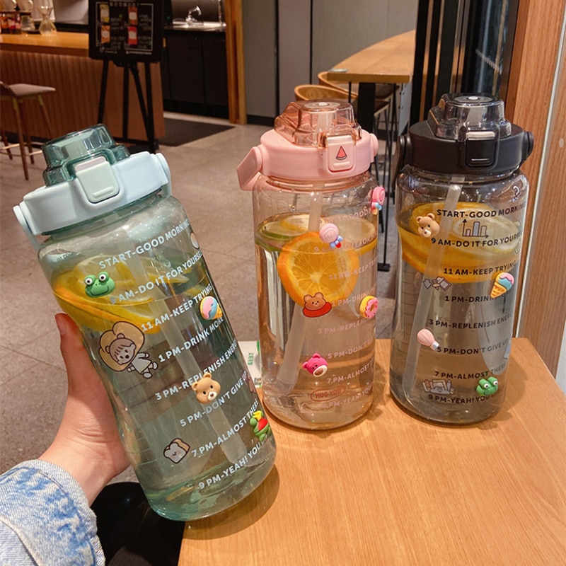 Gourde de 2 L avec paille, grande capacité, mignonne, idéale pour le sport, avec indicateur de temps, pour filles et pour les activités de plein air.
