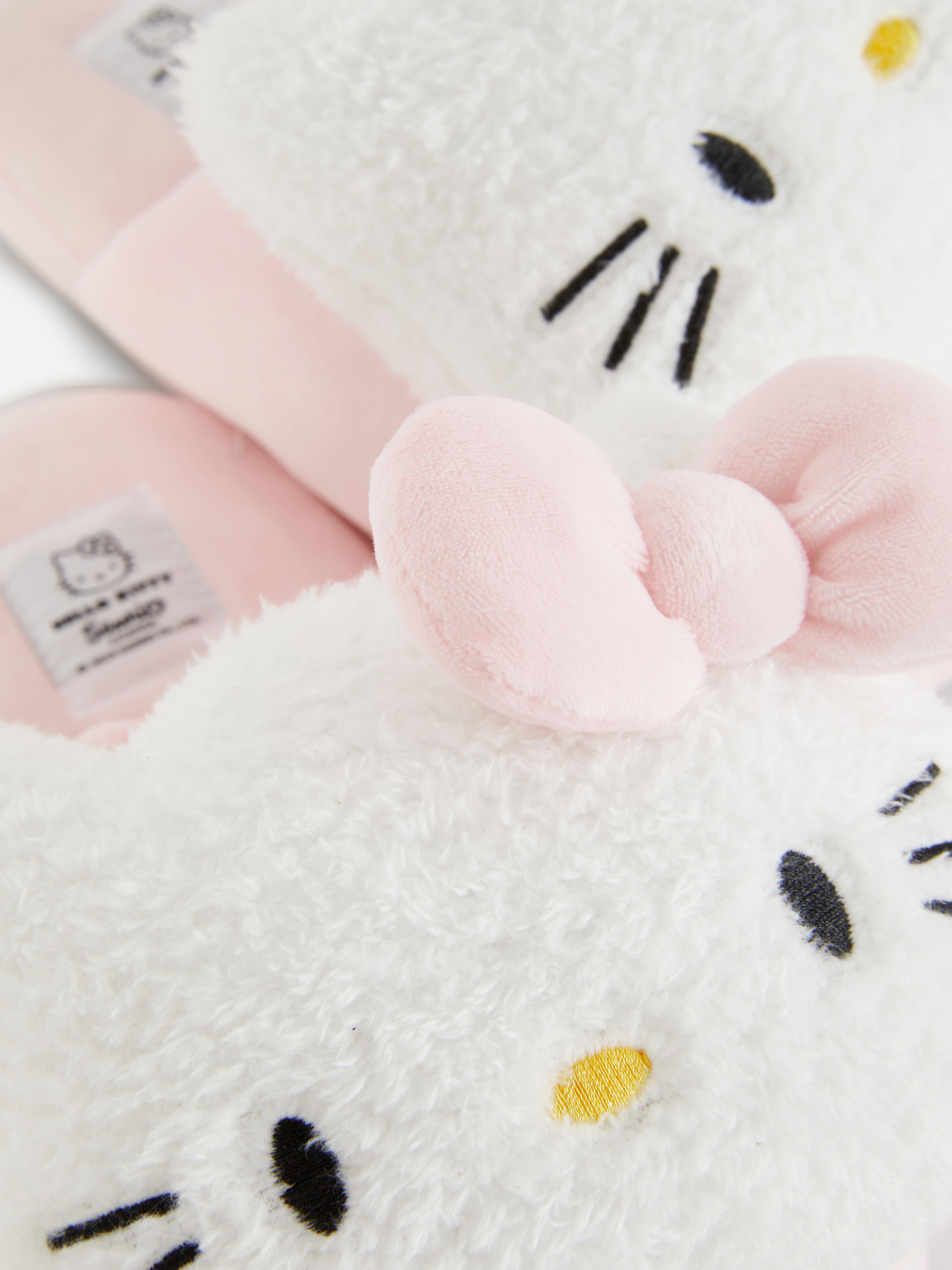 Papuci de pluș Hello Kitty Acești papuci au modele de pluș Hello Kitty