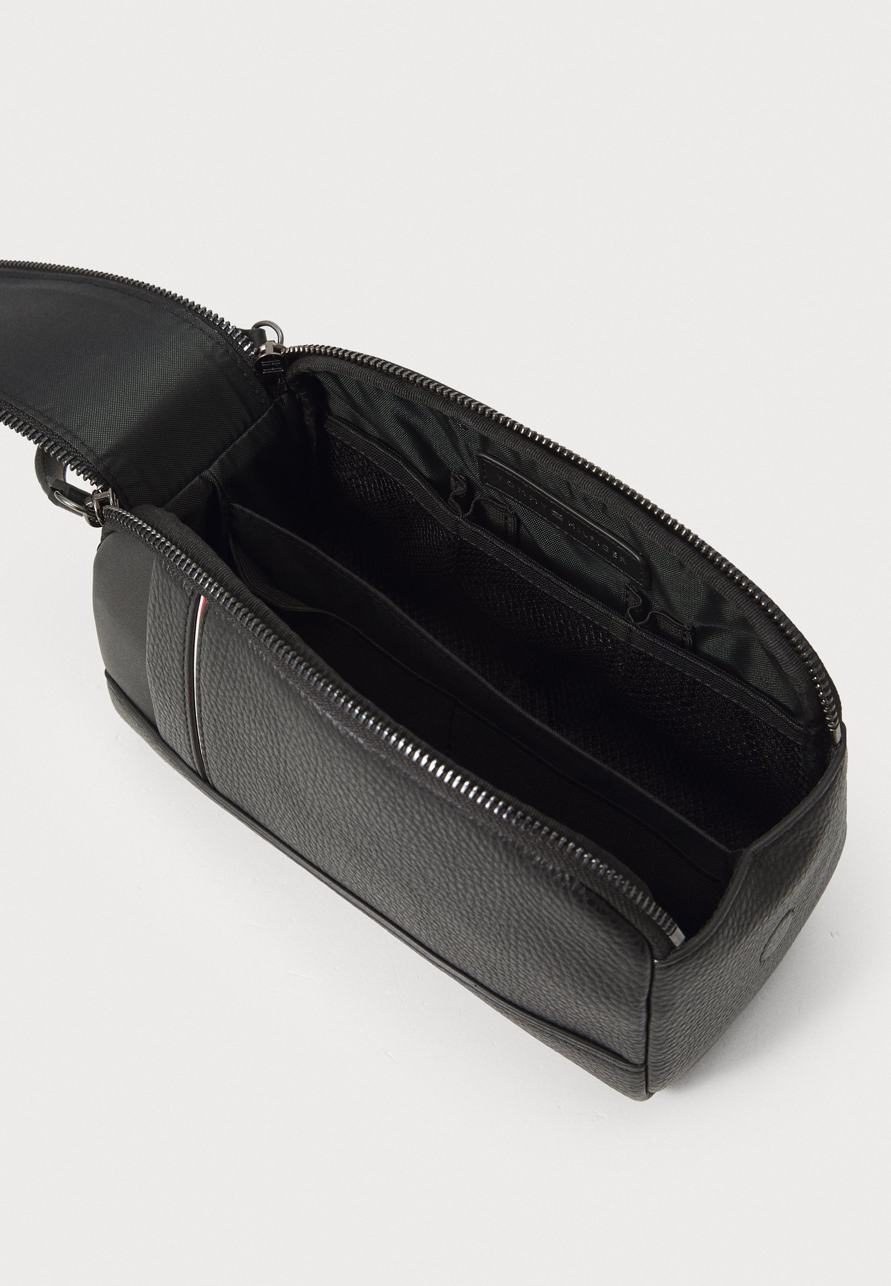 Tommy Hilfiger CENTRAL WASHBAG - Toilettas - zwart