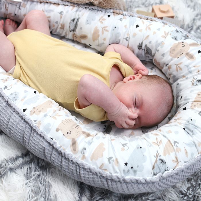 Babybettverkleinerer 90 x 50 cm – Handgefertigter Kokon aus grauem Waffelpiqué-Baumwollstoff mit Hasenmuster, beidseitig bezogen.