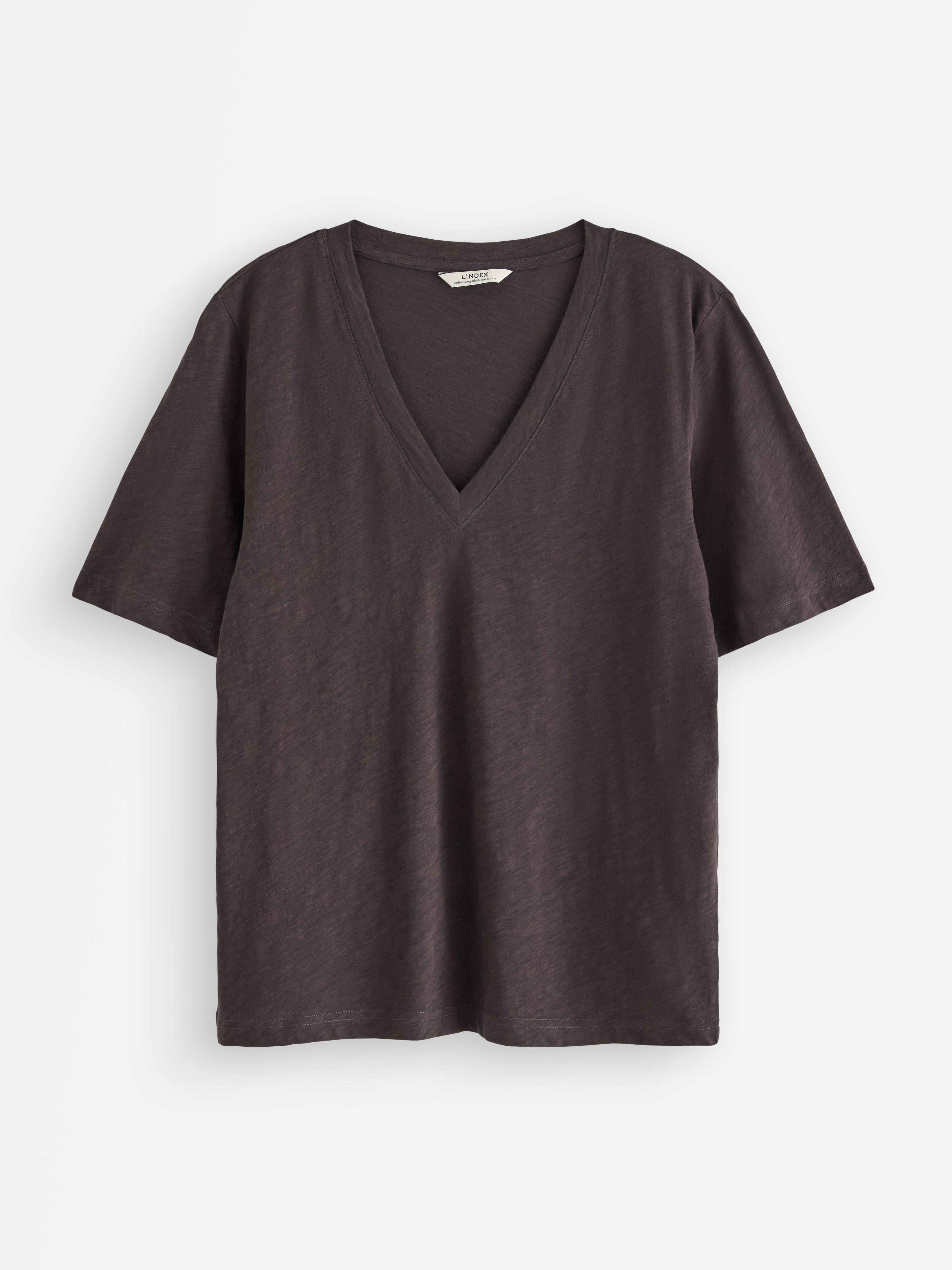 Camiseta mediana con escote en V, color marrón oscuro.