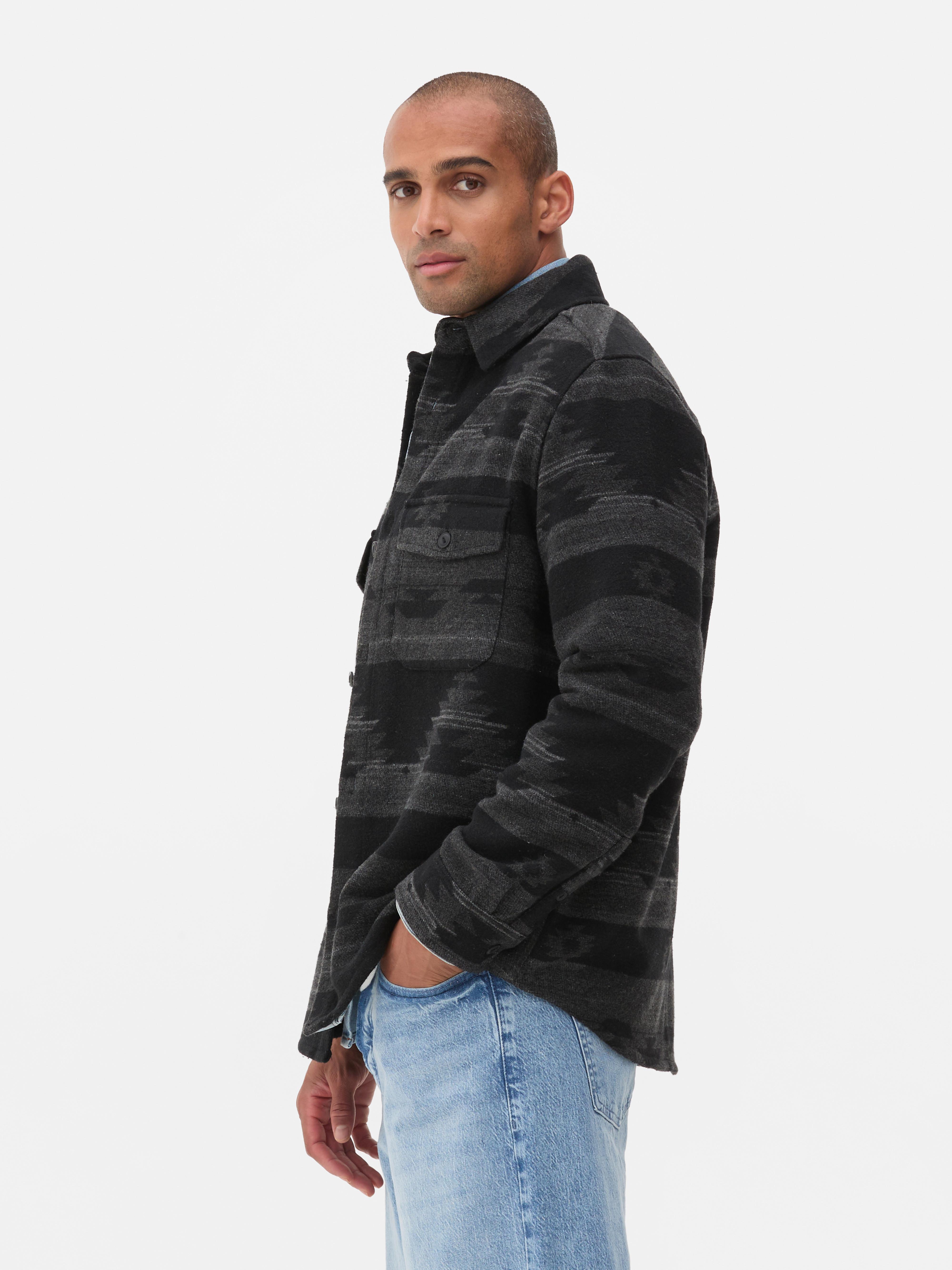Tricou cu model geometric. Un tricou casual cu guler, două buzunare la piept și un model geometric integral.