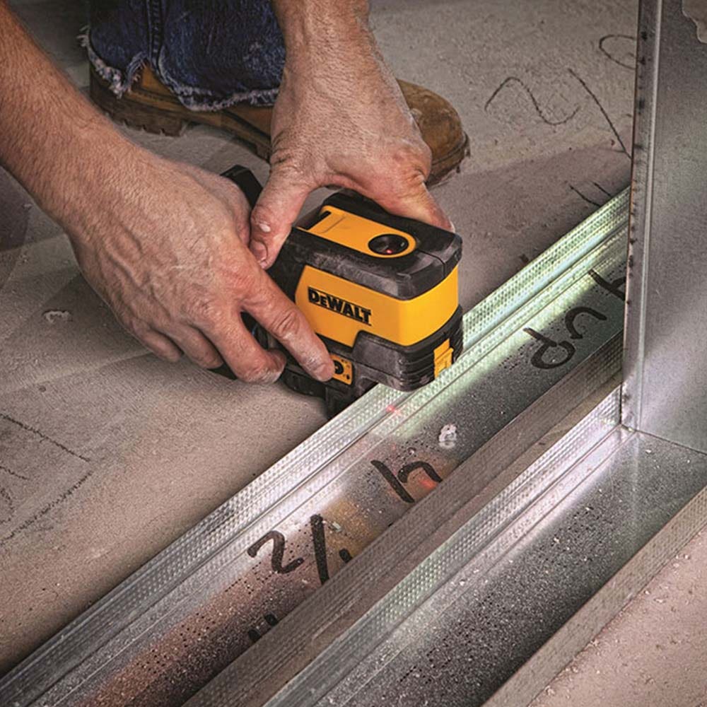 Nível a laser cruzado DEWALT DW0822-XJ com prumo e feixe vermelho