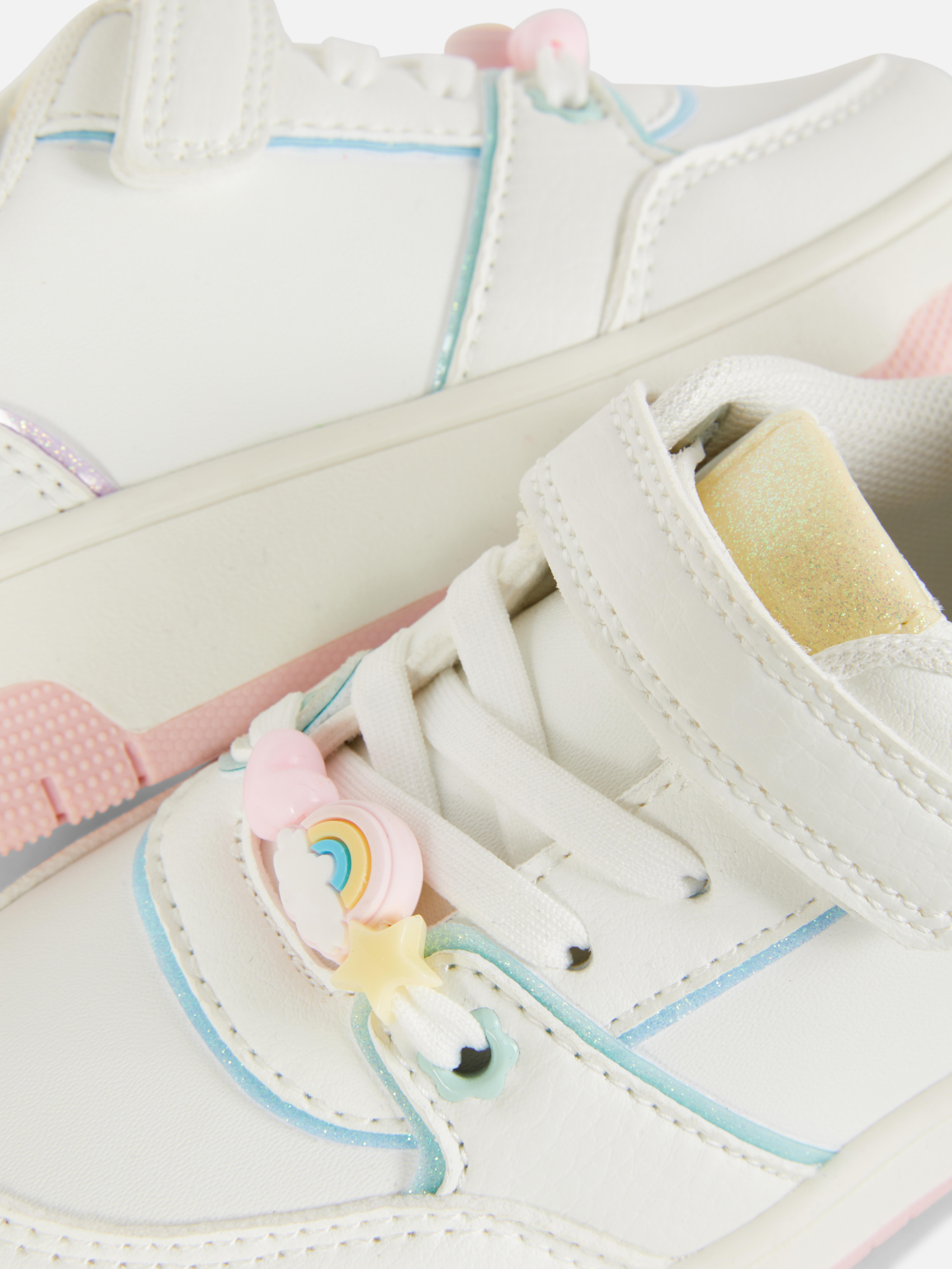 Sneakers basse in tela con stampa arcobaleno. Regala loro queste sneakers carine e comode con un arcobaleno stampato sopra.