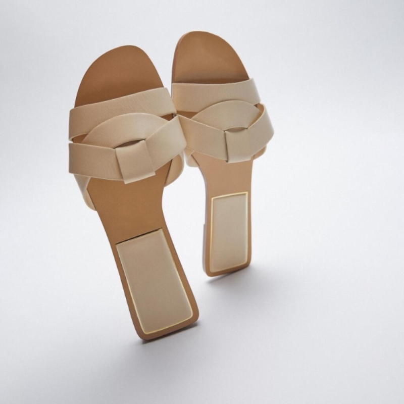 Nouveauté été 2021 : Chaussures de créateur pour femmes, pantoufles beiges à bout carré et croix.
