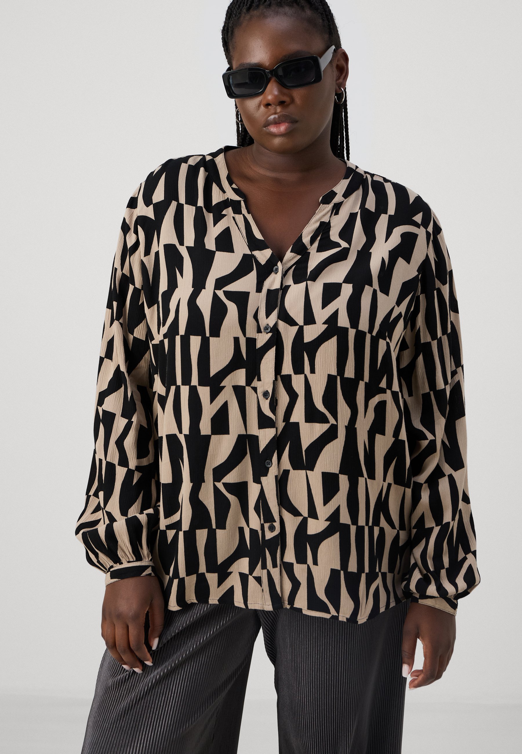 ONLY Carmakoma CARDIONA ANITA LIFE V-HALS SHIRT - Blouse - zwart/beige