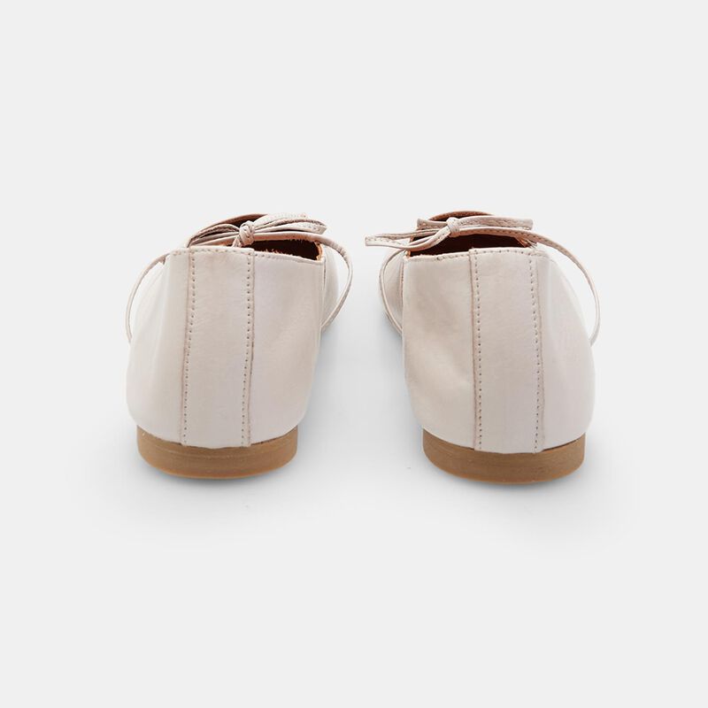 Bata damballerinor i läder med rosett
