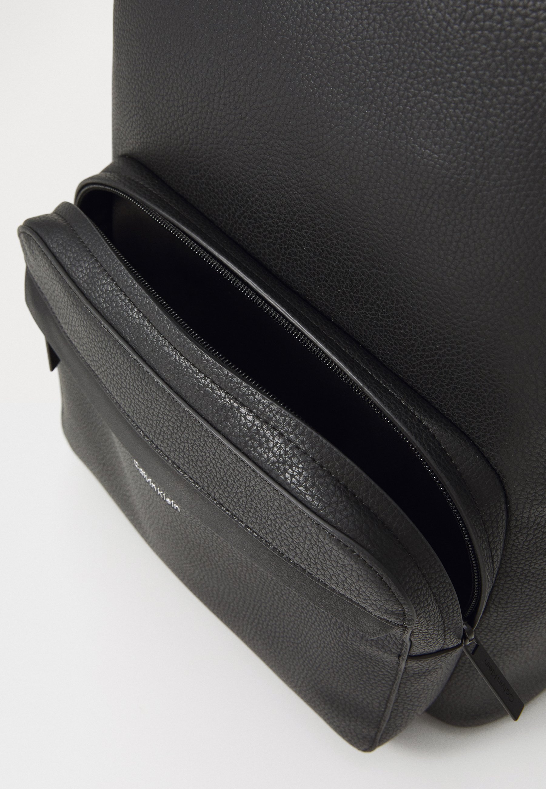 Sac à dos rond Calvin Klein MUST - Noir