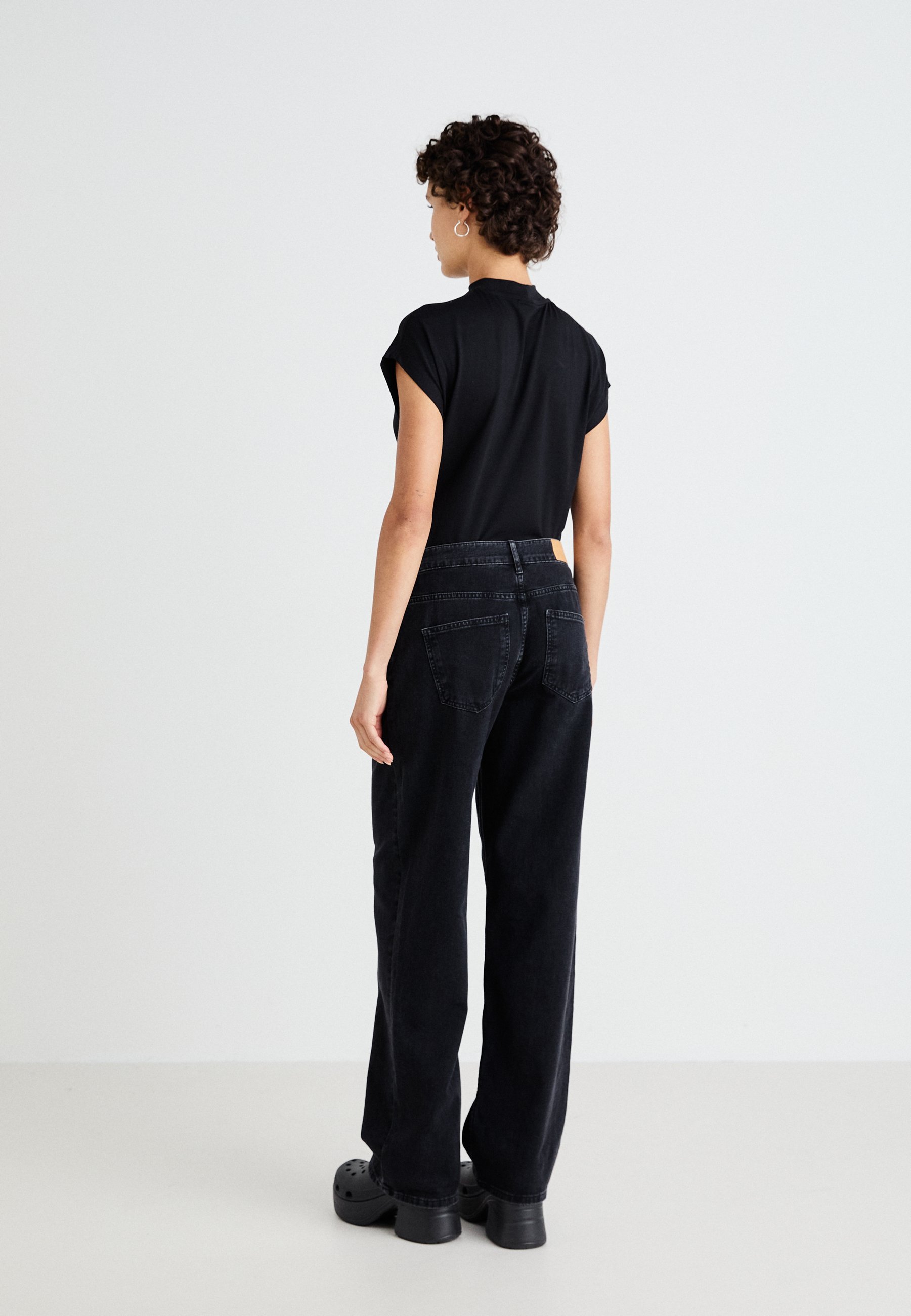 Calça jeans Noisy May NMALEXA - modelagem relaxada - preta