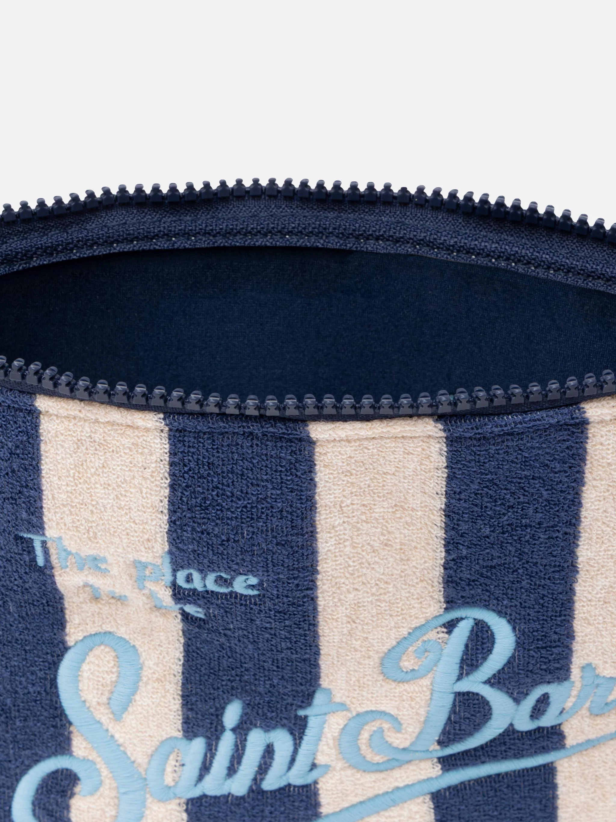 Bolsa carteira Aline em tecido atoalhado com estampa listrada.