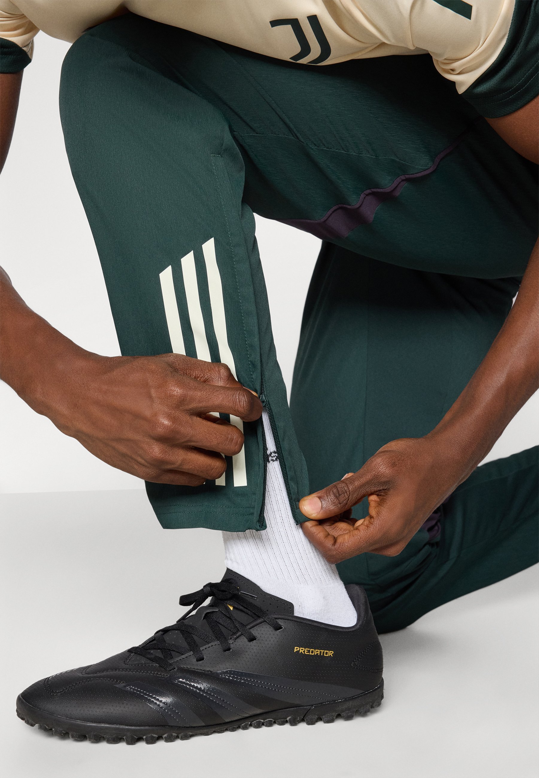 Pantaloni adidas Performance JUVENTUS - Abbigliamento da club - verde ombra