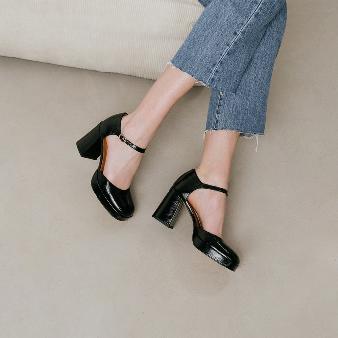 Babies à talons et bouts carrés  en cuir brillant noir