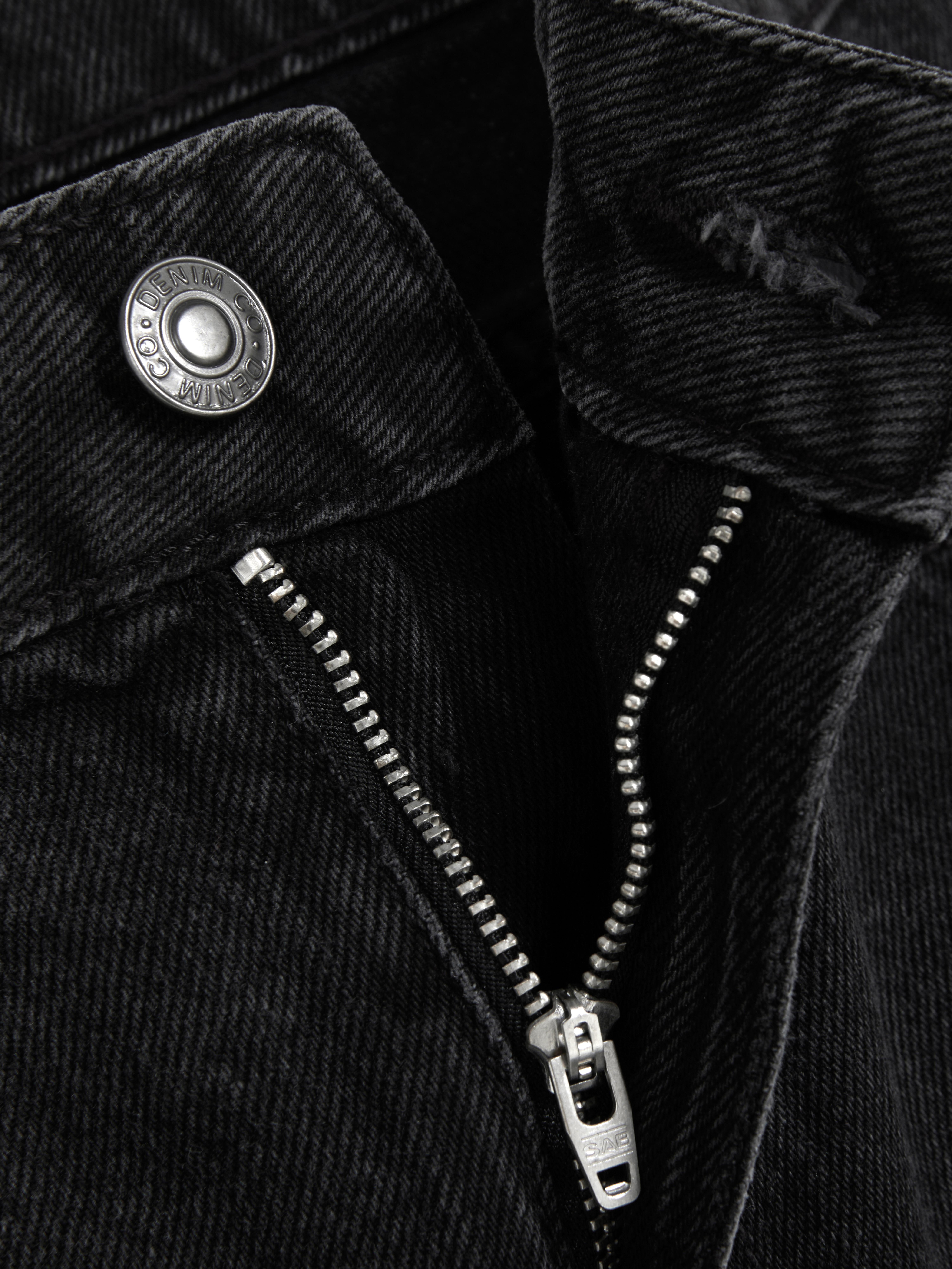 Fustă mini din denim cu ținte. Această fustă mini are cinci buzunare, găici pentru curea și fermoar.