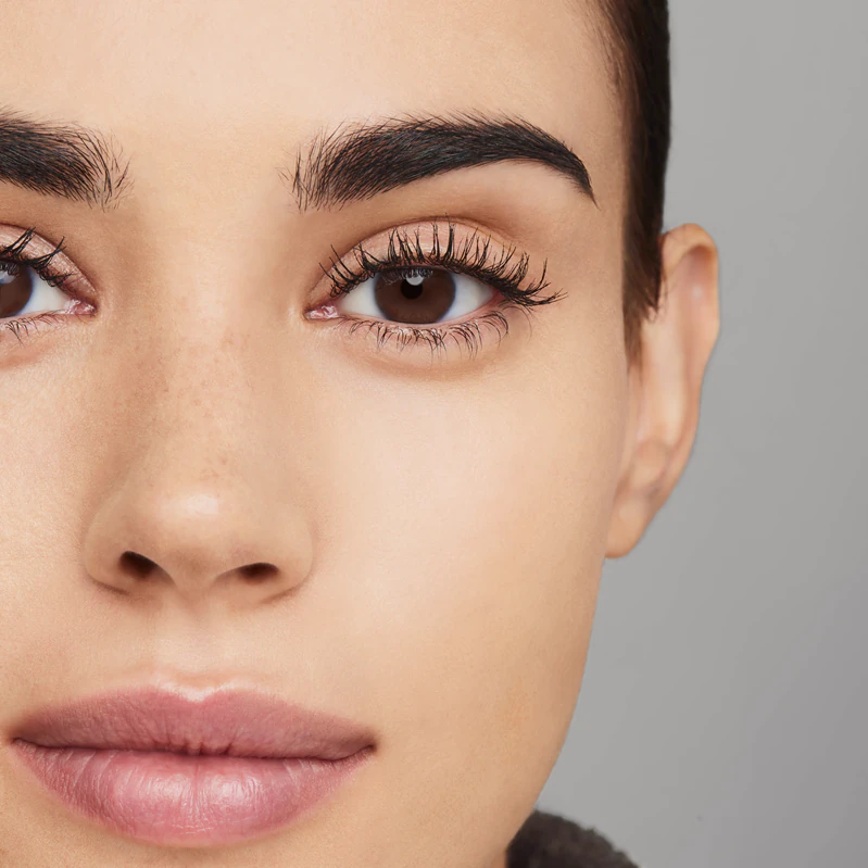 Estée Lauder Turbo Lash Mascara verdikt, krult en scheidt de wimpers.