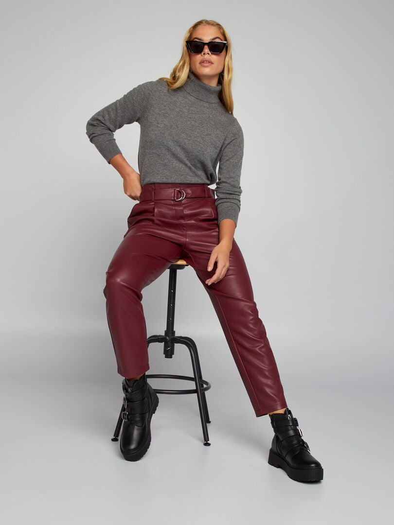 Kunstleren broek met riem - ROOD