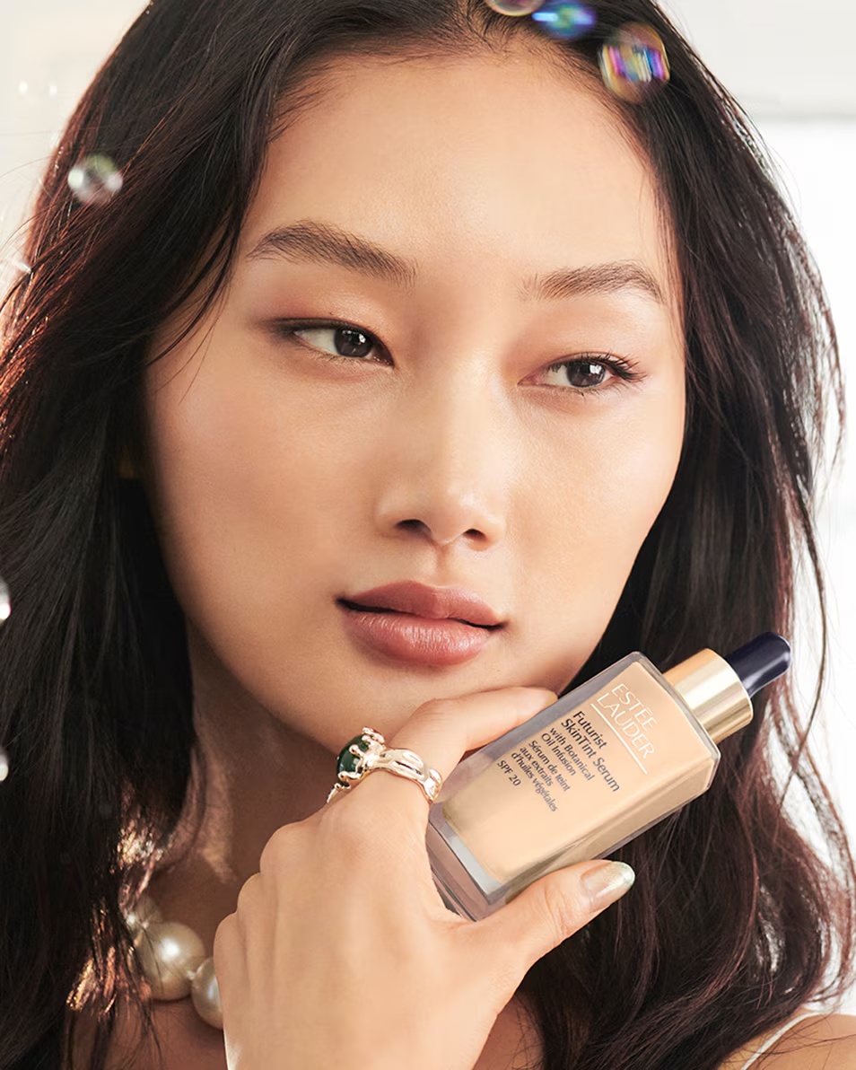 ESTÉE LAUDER FUTURIST SKINTINT SERUM FOUNDATION ŠĶIDRAIS TONĀLAIS KRĒMS AR SPF - VIEGLS UN BAROJOŠS