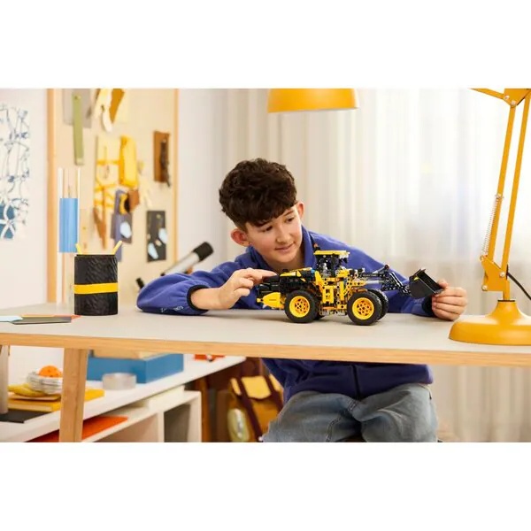 LEGO Technic 42209 Elektrický kolesový nakladač Volvo L120