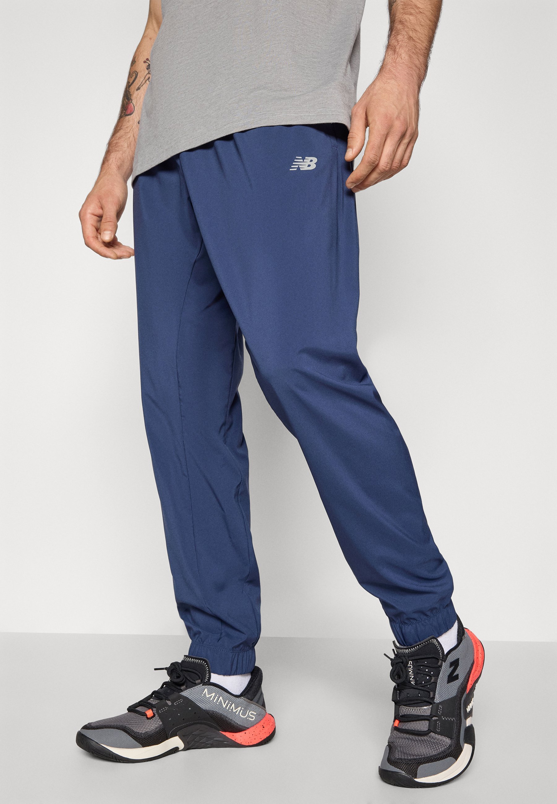 NEW BALANCE SPORT ESSENTIALS JOGGER - Teplákové kalhoty - navy