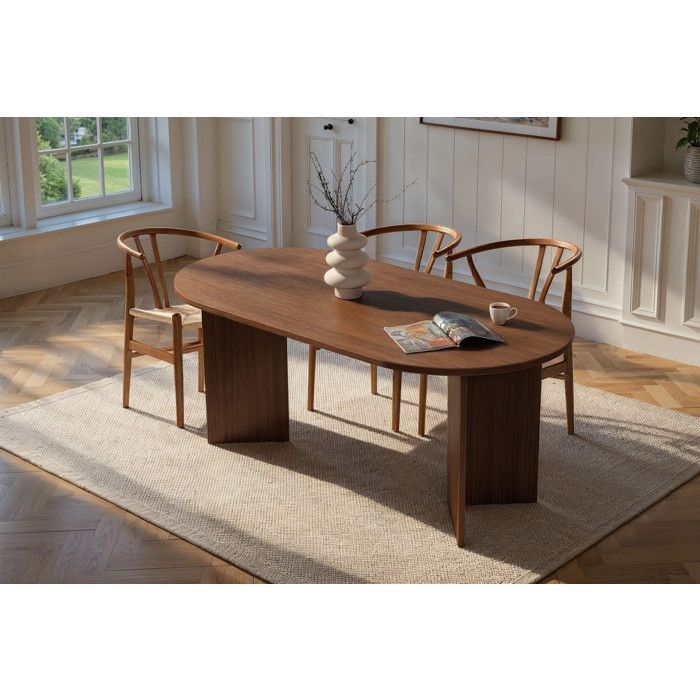 Mesa de jantar de madeira 