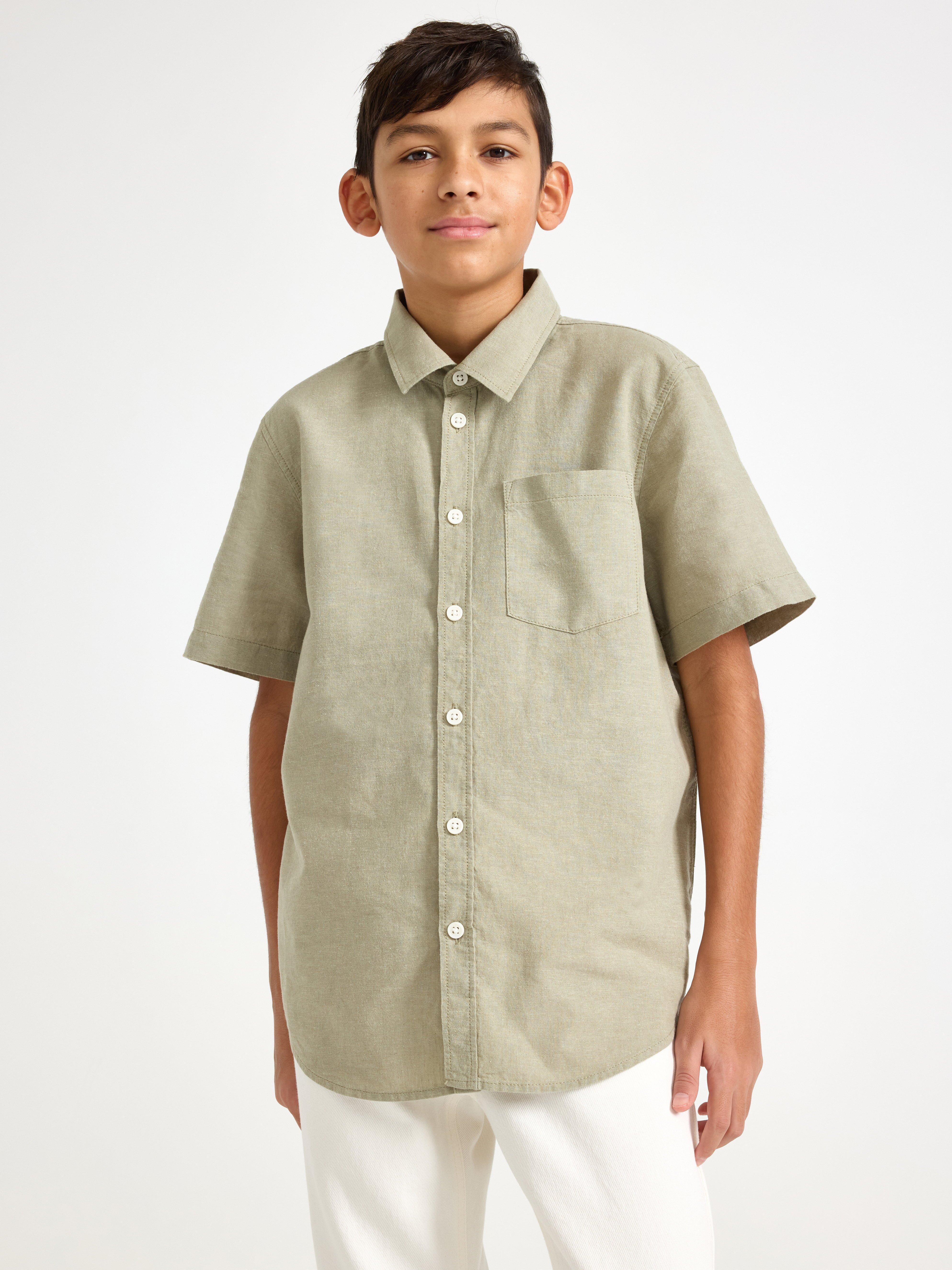 Camisa de mezcla de lino color caqui claro.