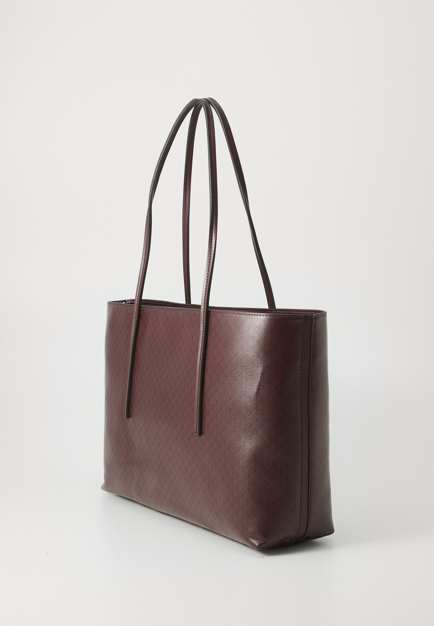 Calvin Klein COATED EMBLEM - Handtas - fudge aop