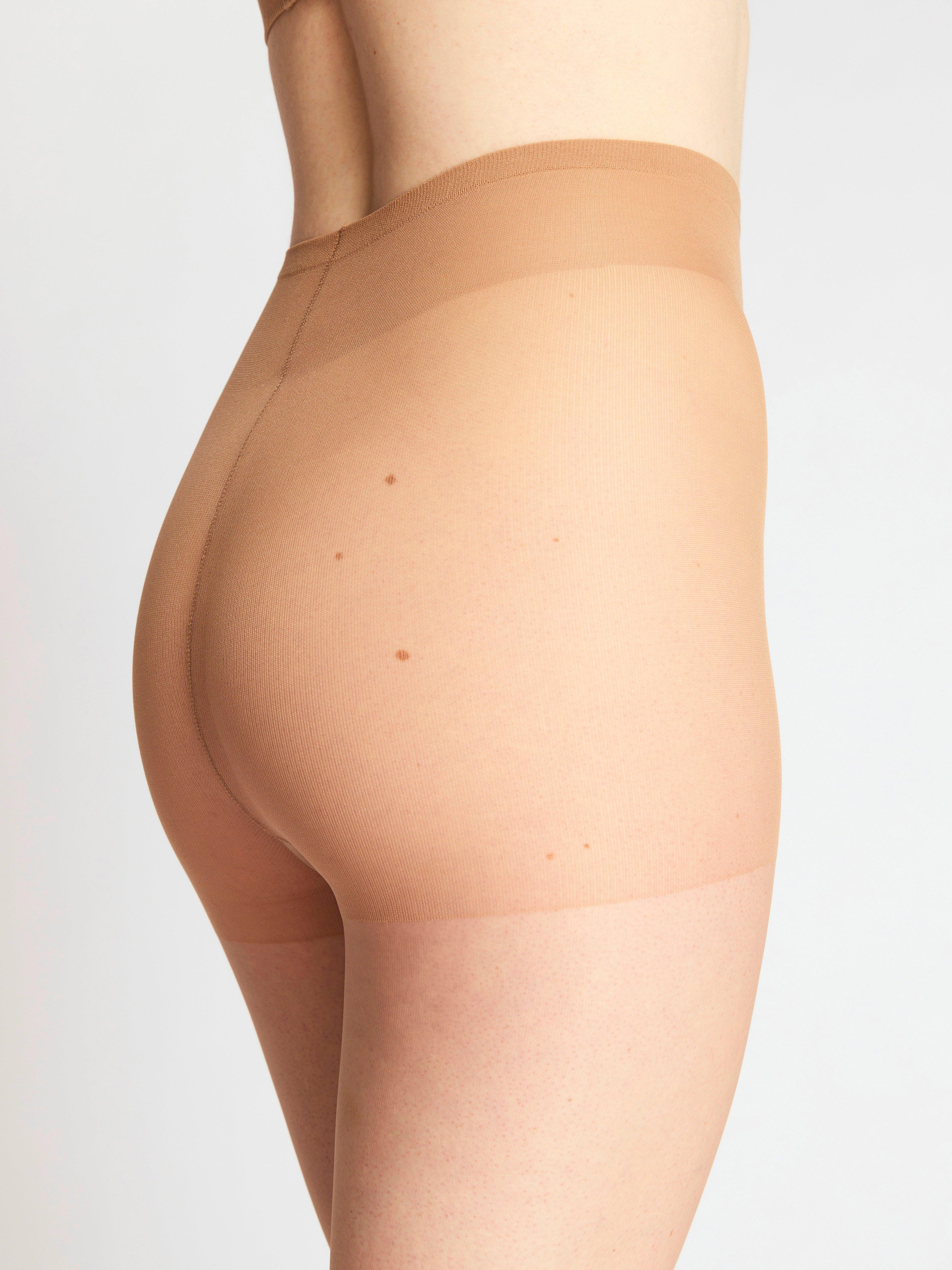Medias de cintura cómodas semibrillantes de 15 deniers, color beige claro.