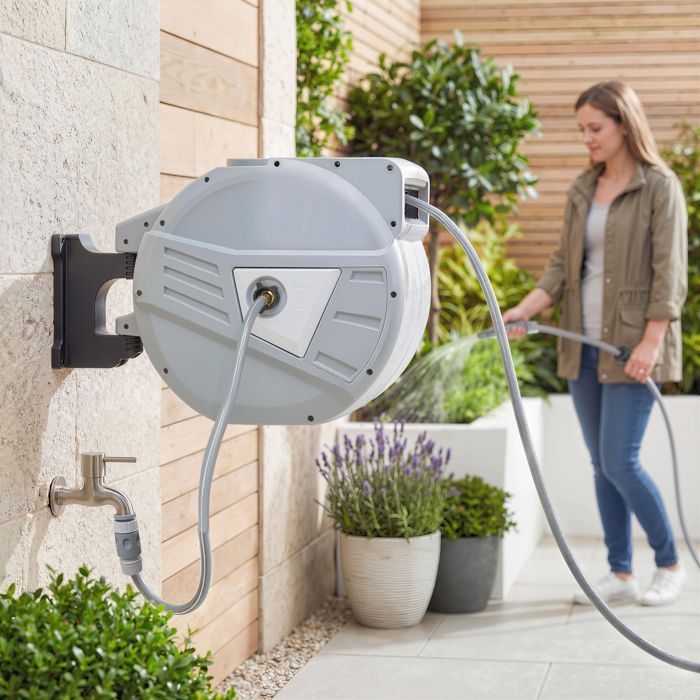 Enrollador de manguera de pared - Outsunny - 40+2 m x Ø 15 mm - Retráctil automático, giro de 180° - Plástico - Gris
